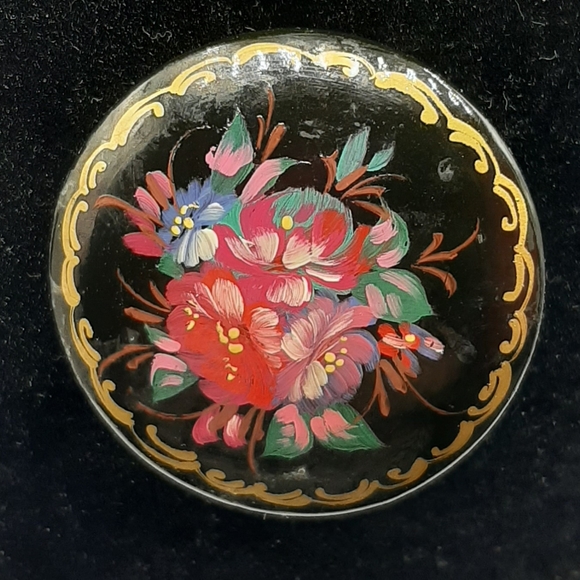 Vintage Handmade Wooden Brooch Hand Painted Round Signed Black Floral - Picture 1 of 6